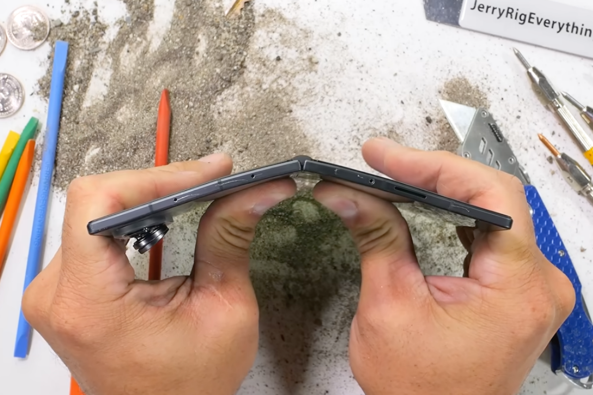 Galaxy Z Fold 8 Diuji Habis-habisan oleh JerryRigEverything, Seberapa Tangguh Ponsel Lipat Samsung Ini?